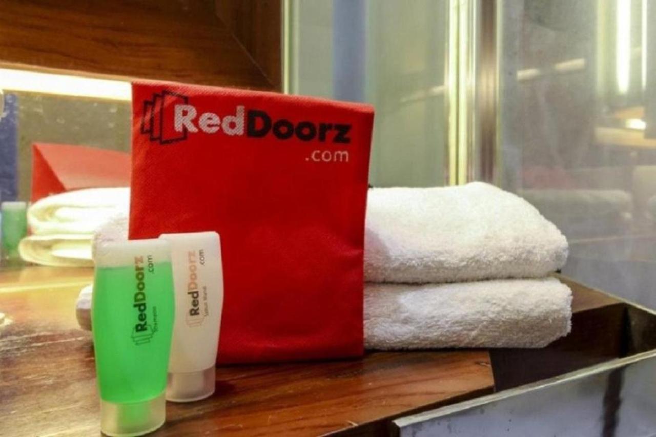 Reddoorz Near Pasar Turi Station Otel Kapasari Dış mekan fotoğraf